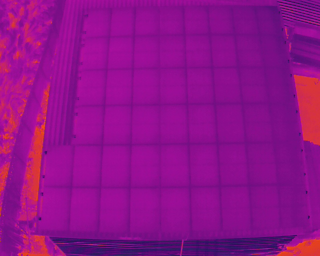 Zdjęcie z kamery termowizyjnej obrazujące dach z panelami słonecznymi  PV JA SOLAR JAM72S20-405MR oraz JA SOLAR JAM 72S20-400/M w ramach realizacji fotowoltaiki dla firm